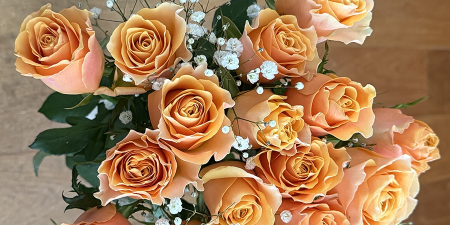 オレンジの薔薇とトパーズに映る絆